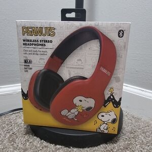 Peanuts Red Wireless Stereo Headphones
